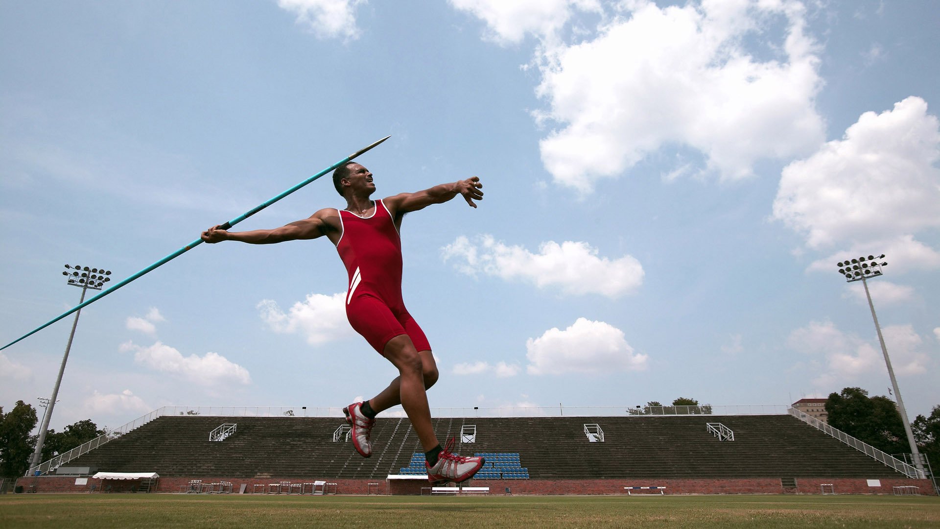 男子100自出发入水角度优化
